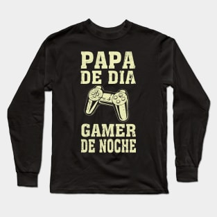 papa de dia gamer de noche Long Sleeve T-Shirt